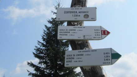 Tablice na przełęczy Certovica